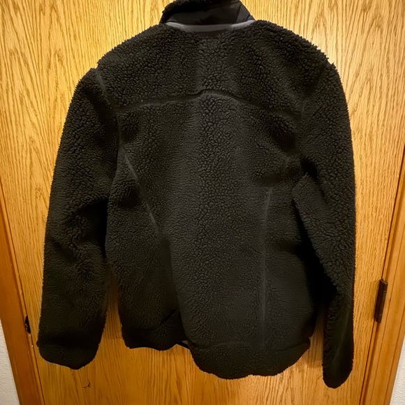 Patagonia Women’s Black Fleece Jacket - Picture 2 of 6